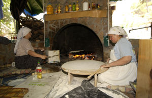 Essen im Yakapark bei Tlos